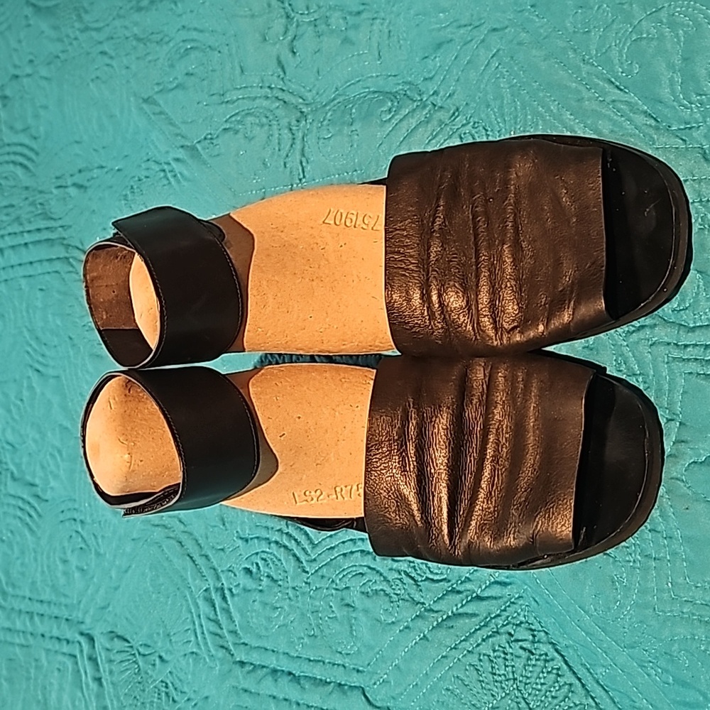 Vince. Buttery soft black leather sandals. 38/8. Stylish design! Nearly new.
